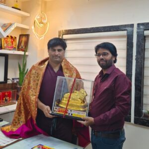 Dr. Rakesh Komuravelli receiving a prestigious award and felicitation in recognition of his excellence in orthopedic and joint replacement surgery.